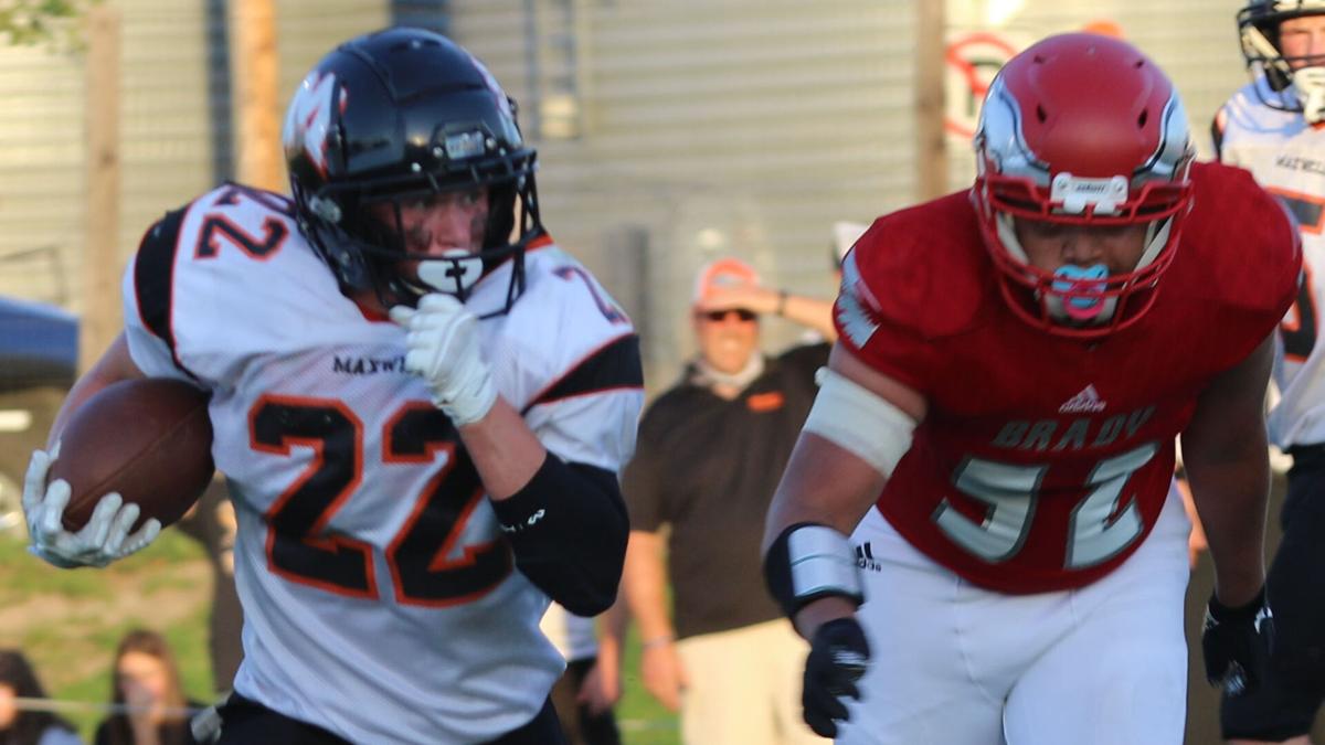 Maxwell outdoes rival Brady 48-34