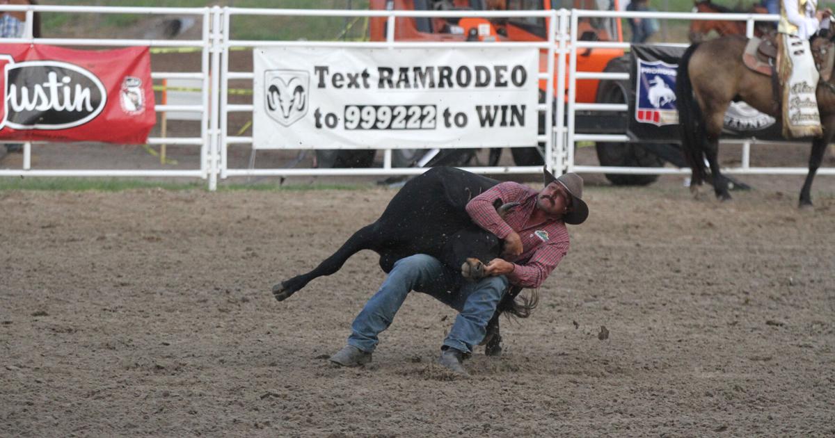 Opening night of Buffalo Bill Rodeo features reigning champions