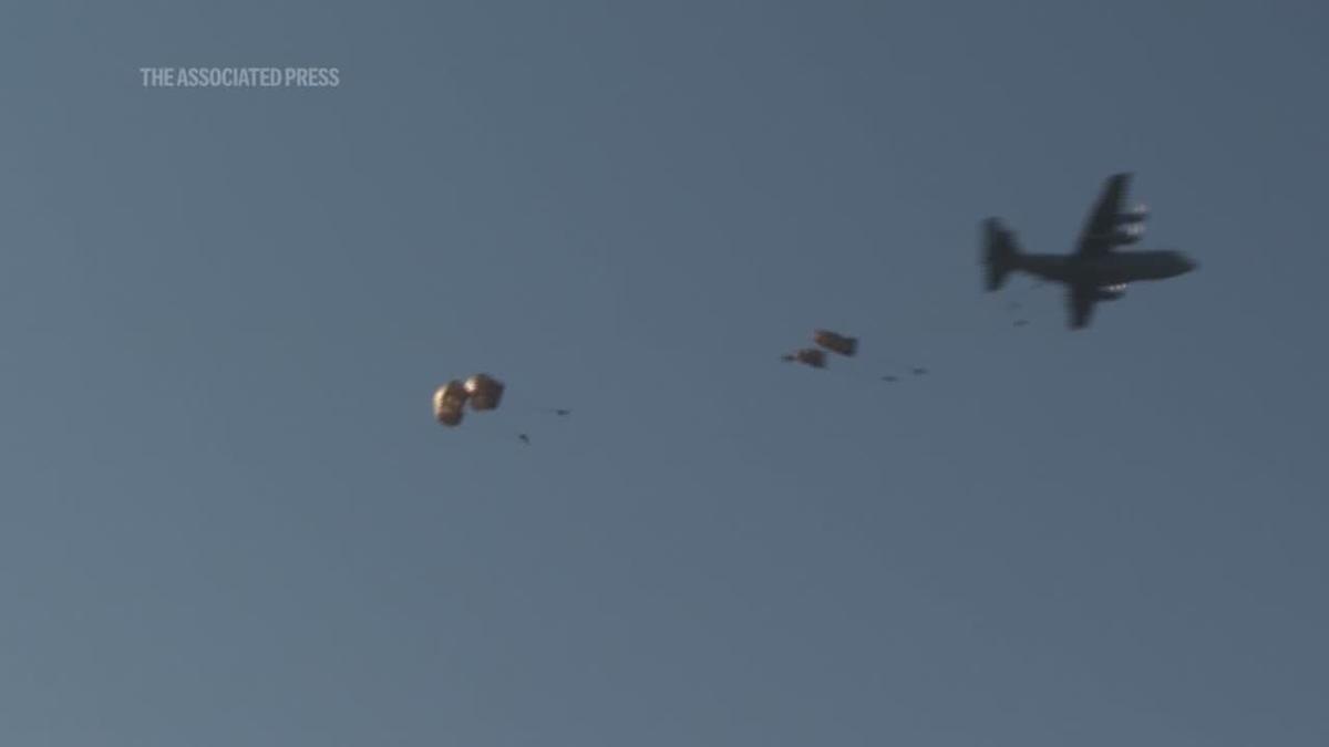Thousands of parachutists commemorate World War II operation