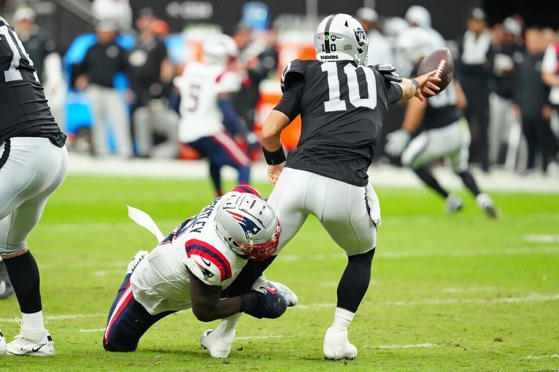 Raiders QB Jimmy Garoppolo injures back vs. Pats, goes to hospital