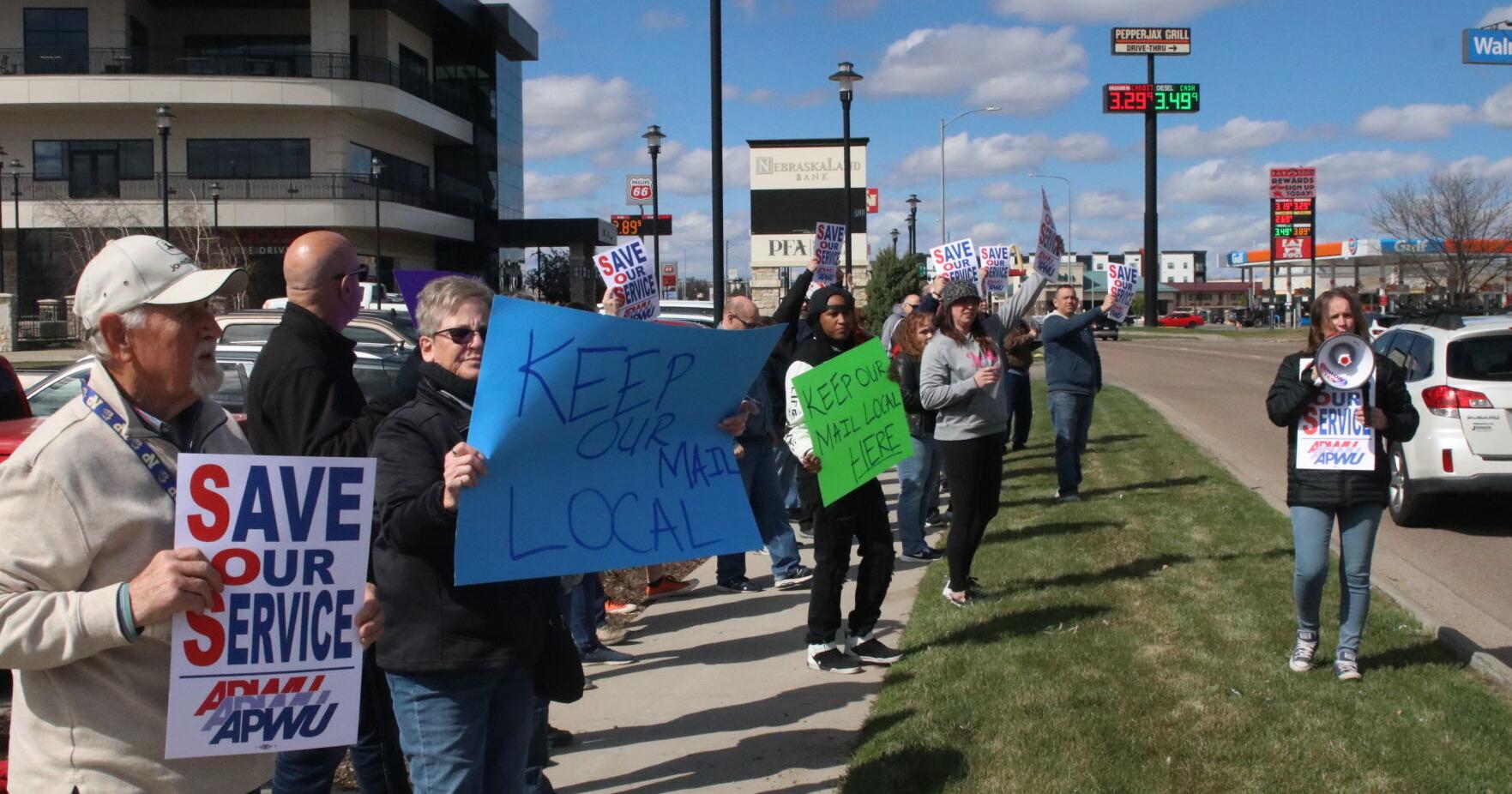 Postal Union Workers picket Thursday against changes to North Platte's facility - Vimarsana News