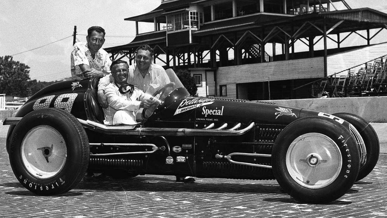 Murrell Belanger, propriétaire d'écurie, pose avec la voiture victorieuse de Lee Wallard aux 500 Miles d'Indianapolis 1951.