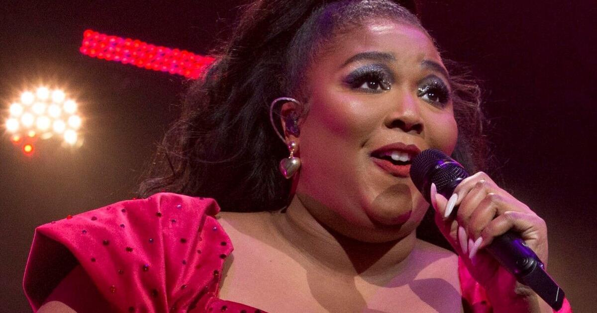 Lizzo 'turns up the music' and throws a party on stage in Chicago