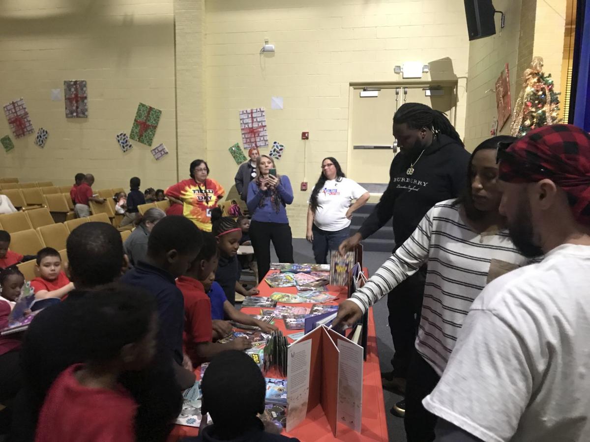 Bears Coward Provides Early Christmas Gift For East Chicago Students Chicago Bears Nwitimes Com