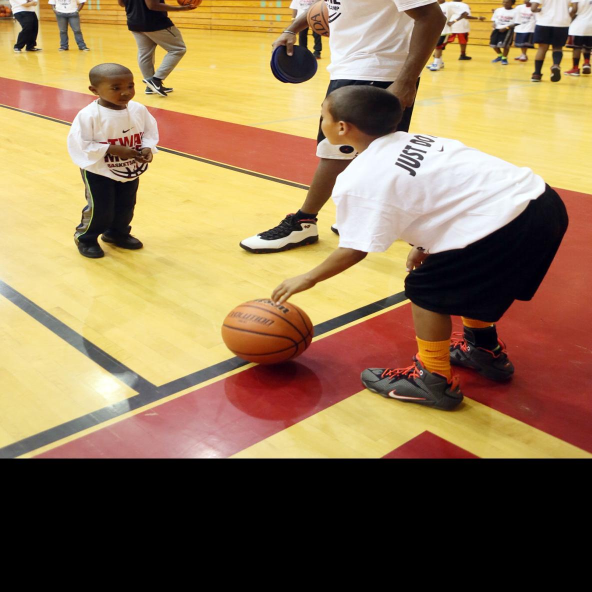Bulls Guard E Twaun Moore Assisted By Former Teammates Coaches At