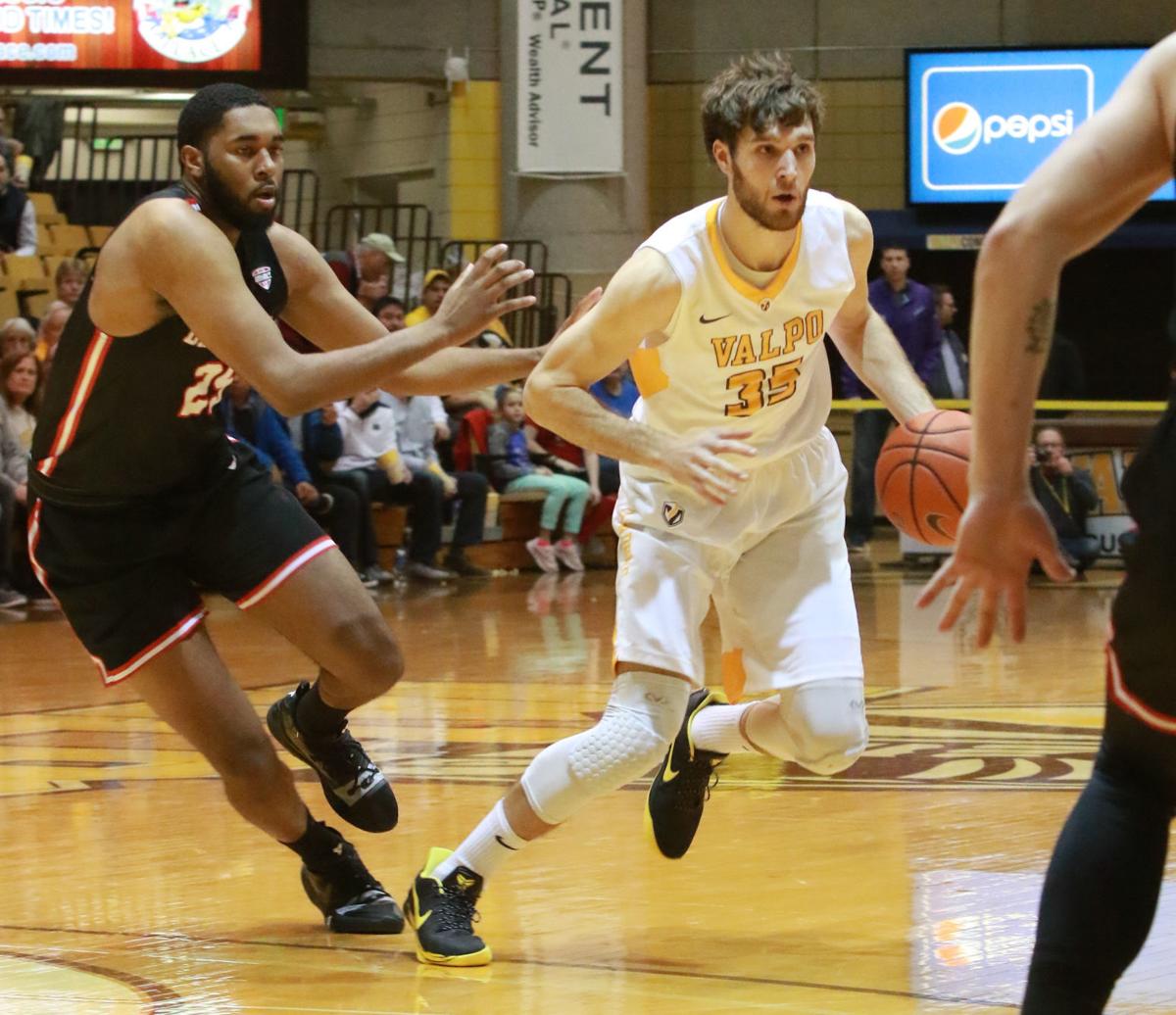 Men S Basketball Valparaiso Stays Undefeated In Valley Play