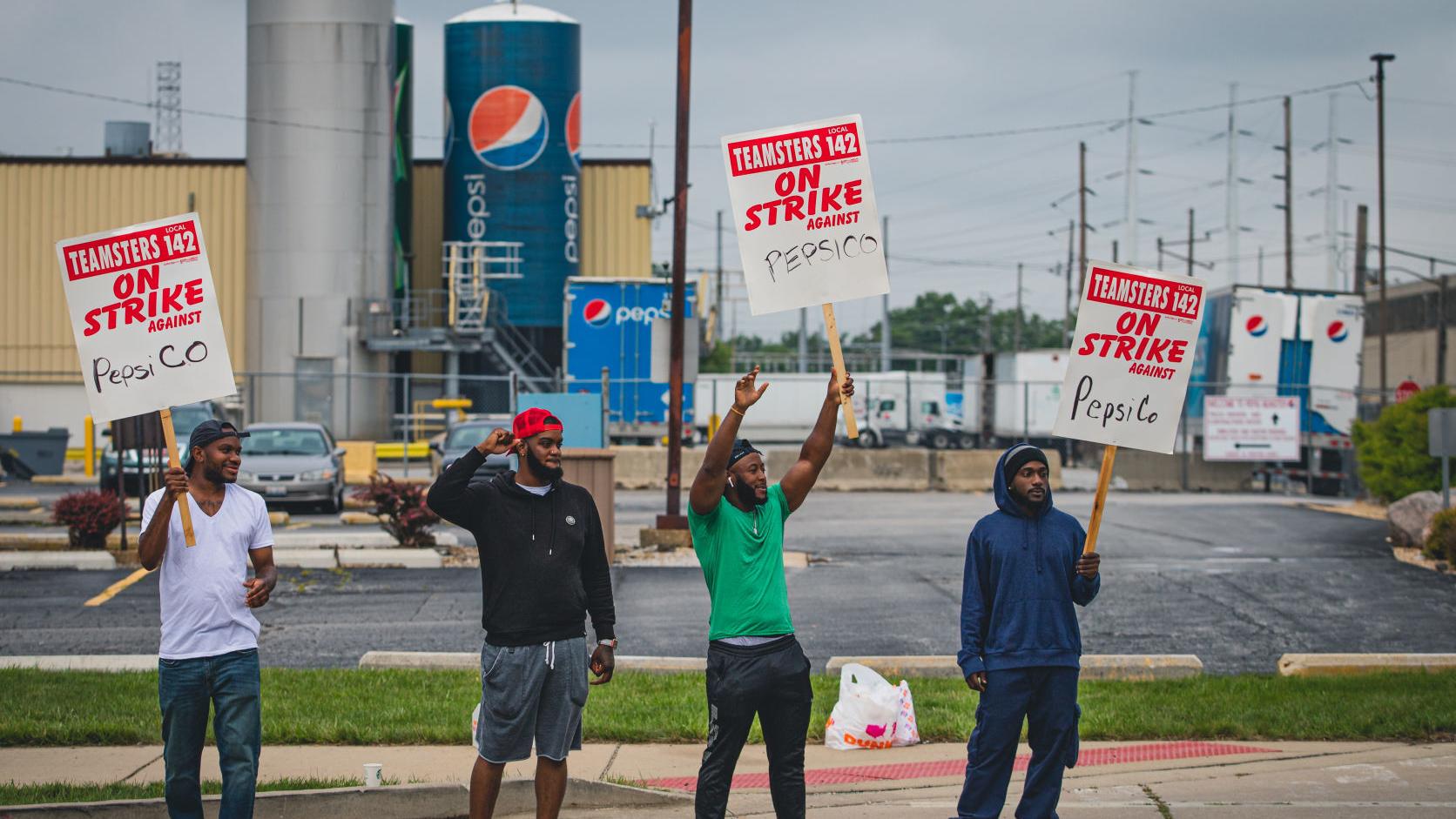 Striking Pepsi drivers install inflatable fat cat, seek to resume talks - Vimarsana News
