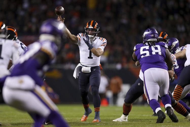 Justin Fields exits game vs. Eagles, returns to lead Bears to TD