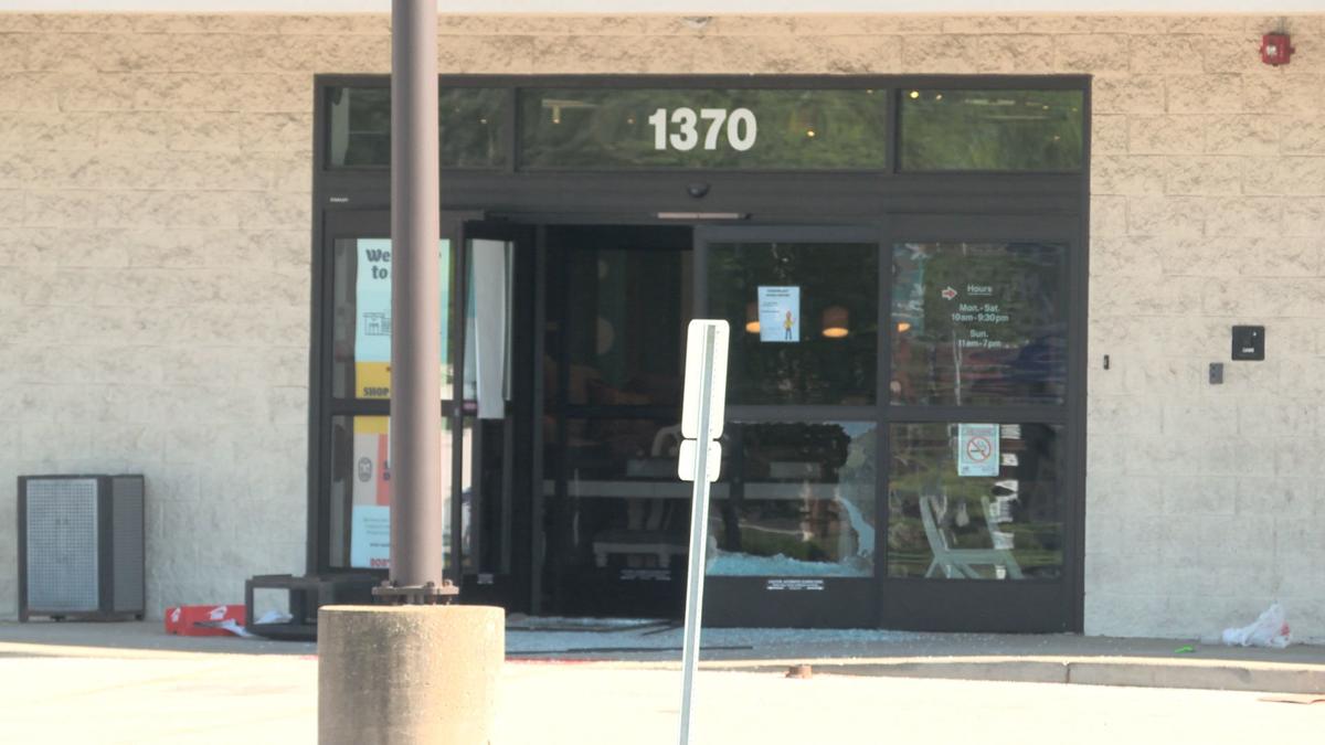 UPDATE: Many Indiana stores close near state line; Hammond issues
