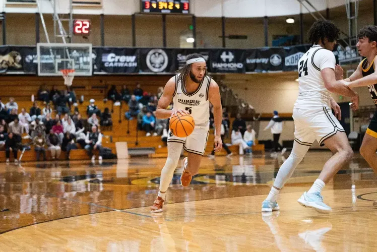 Men's Basketball holds off Saginaw Valley State for home win