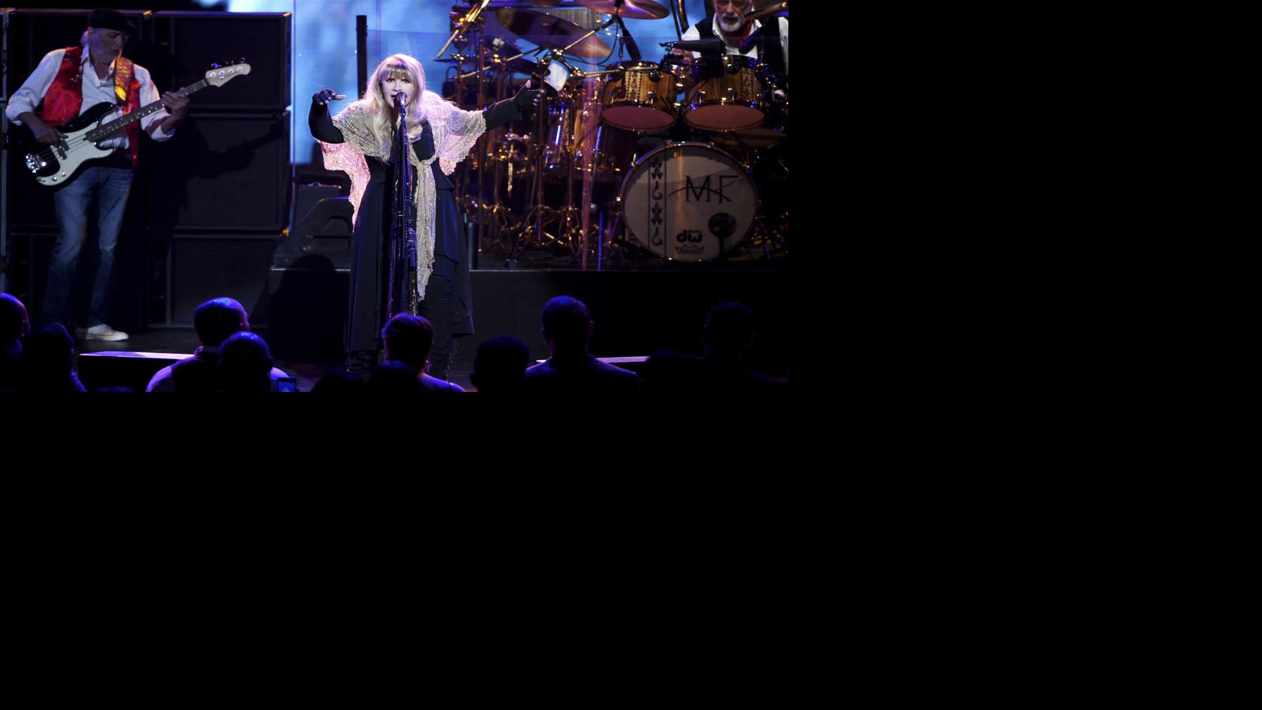 Fleetwood Mac delivers hits and surprises in Chicago concert Music