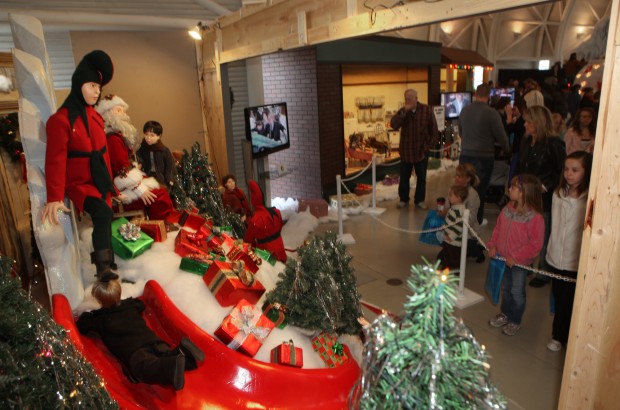 Guests relive 'Christmas Story' at Indiana Welcome Center | Hammond