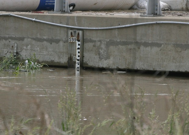 Flooding fears return to residents along Little Calumet River