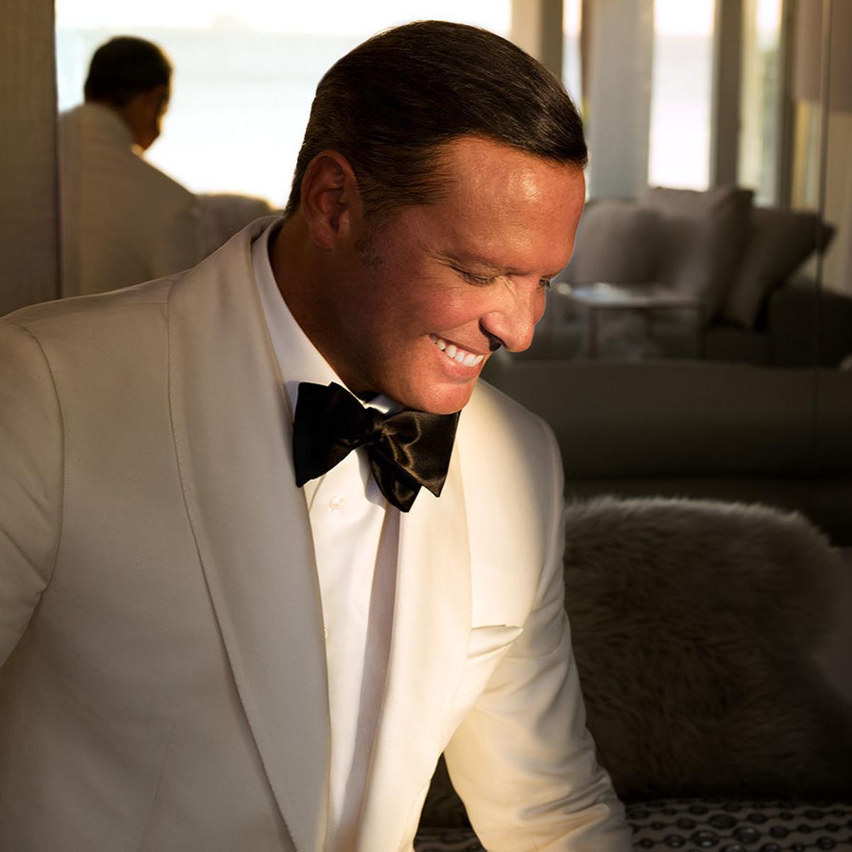 Luis Miguel Entertains Fans With Romantic Ballads Mariachi Music And More Music Nwitimes Com