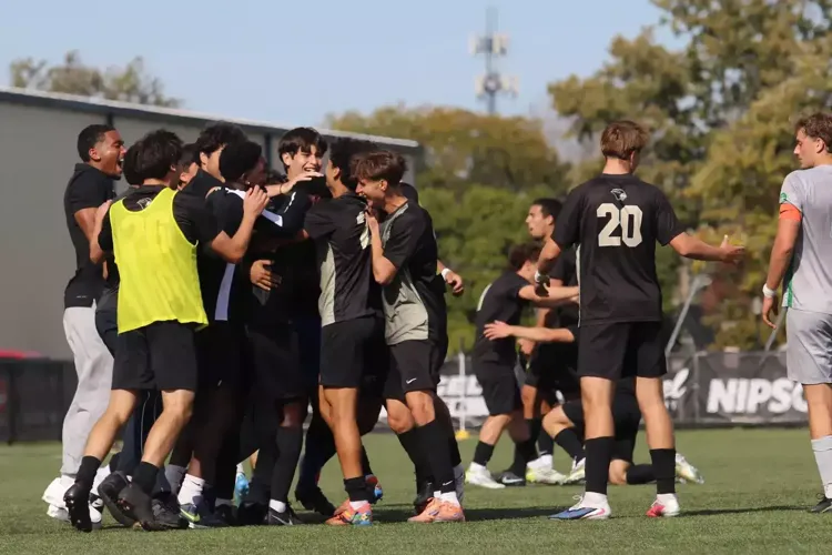 Men's Soccer shutouts Roosevelt; secures spot in GLIAC Tournament