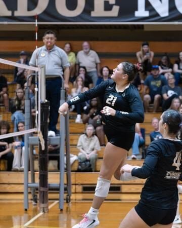 Volleyball splits final day of Midwest Crossover