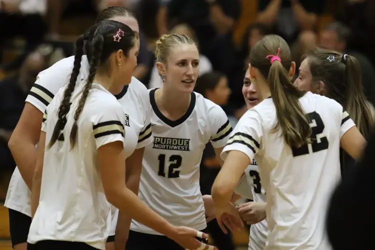 Volleyball battles but drops road game at Davenport