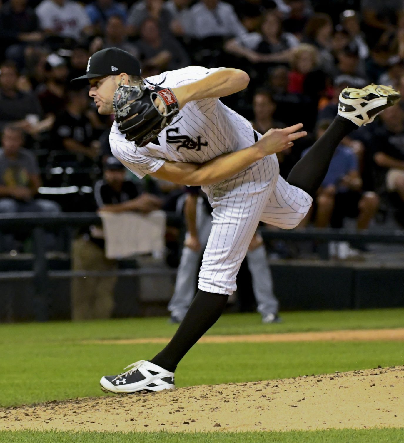Holland pitches White Sox to victory over Twins