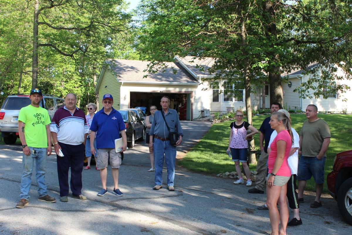 Roselawn Residents Against Immigration Detention Center In Their Neighborhood Lake County News Nwitimes Com