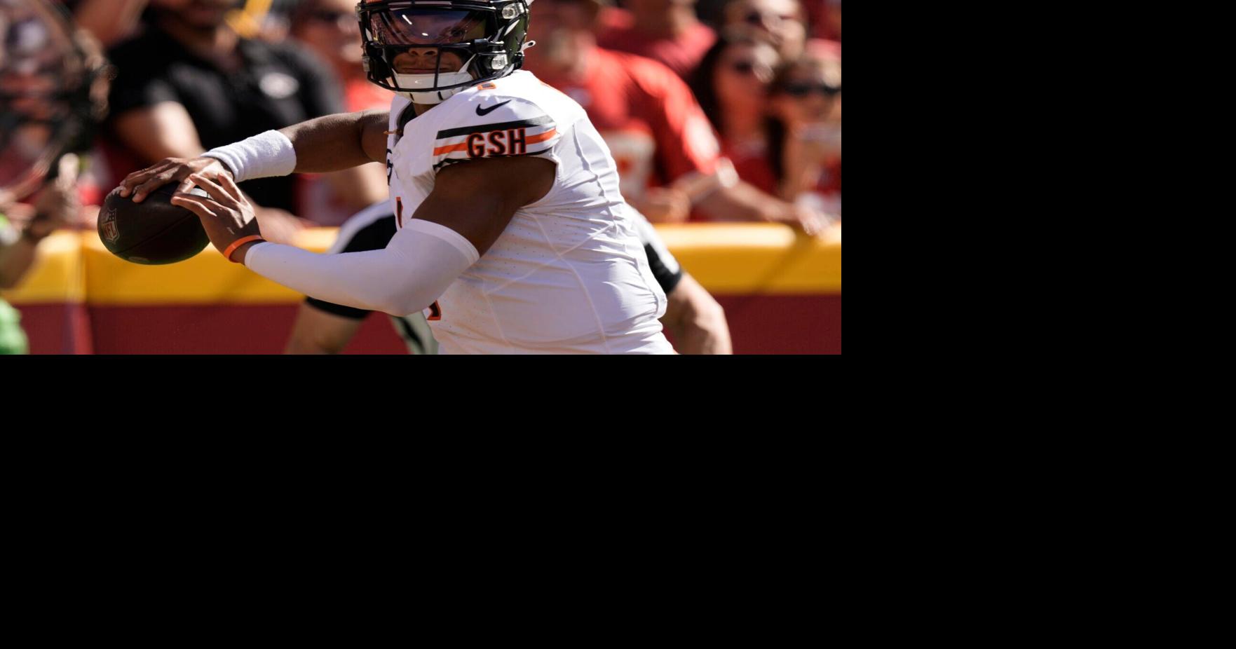 Chicago Bears' Bernard Berrian, center, celebrates his 41-yard