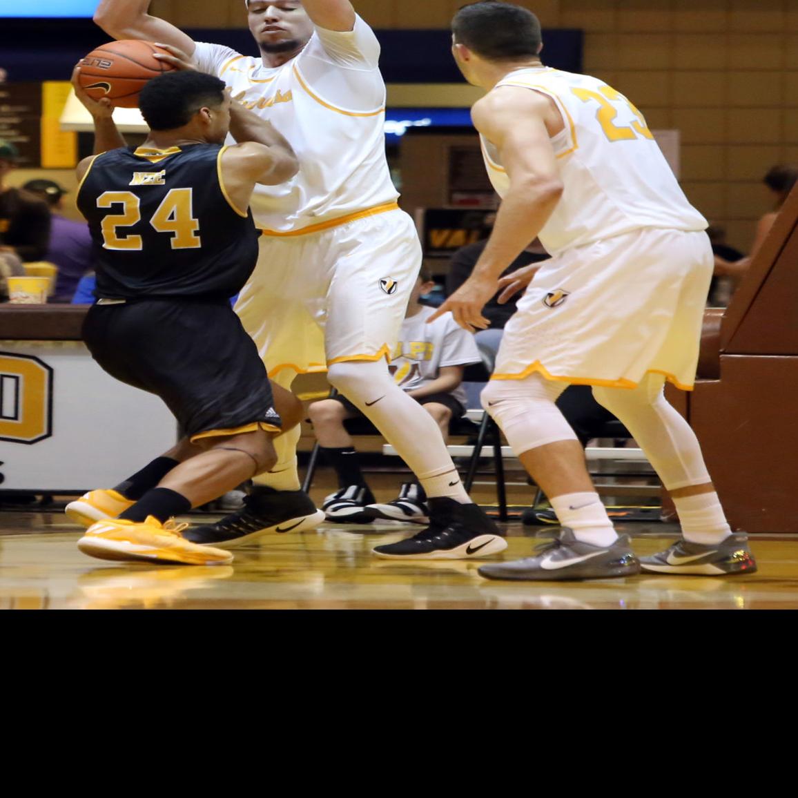 Men S Basketball Valparaiso Big Men Work Toward Less Foul Trouble