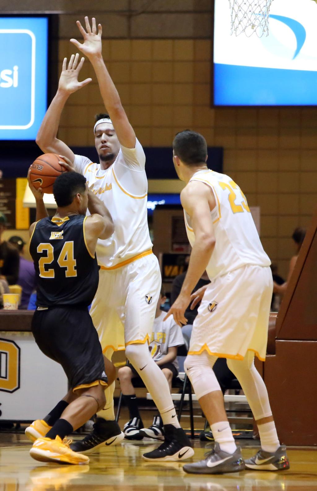 Men S Basketball Valparaiso Big Men Work Toward Less Foul Trouble