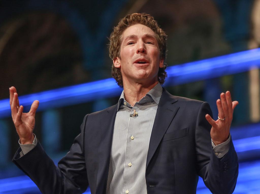 Osteen Wows Crowd Of Thousands At Munster S Family Christian