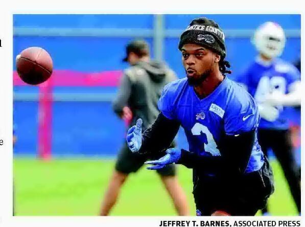 Damar Hamlin tears up onstage while honoring Buffalo Bills trainers who  saved his life