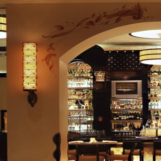 Offbeat Grand Lux Cafe In Chicago Offers Elegant Affordable