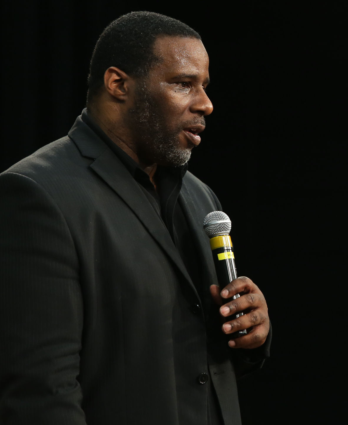 Former NFL player tells young men to dream, achieve Latest Headlines