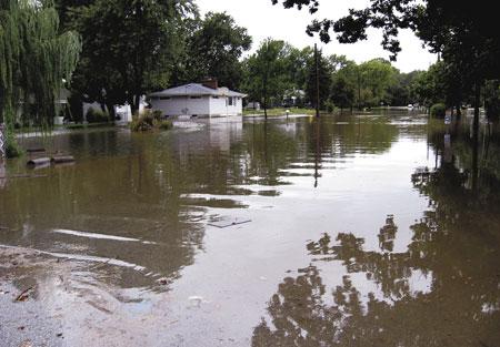 Flood forces evacuations in S'ville, Dyer