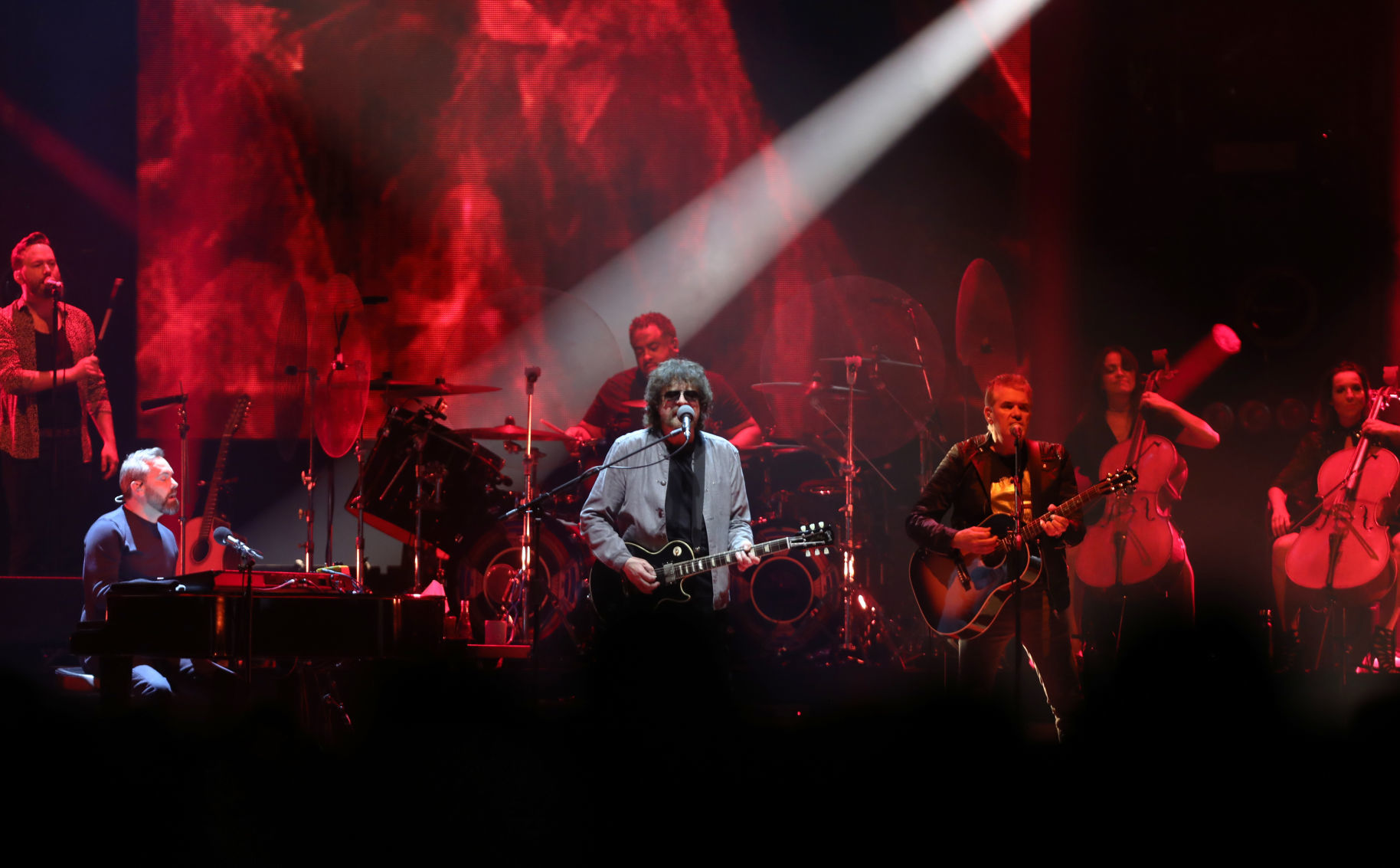 Jeff Lynne's ELO Offers Dazzling Light Show, Mega Hits