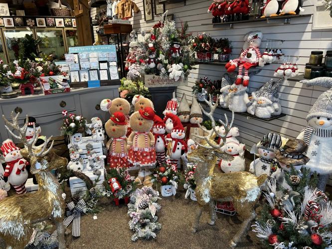 Traditional or contemporary, holiday florals bring magic to your table or gift list