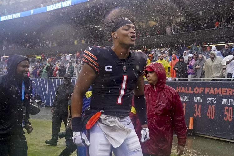 Heavy rain floods Soldier Field during Chicago Bears' season opener against  San Francisco 49ers