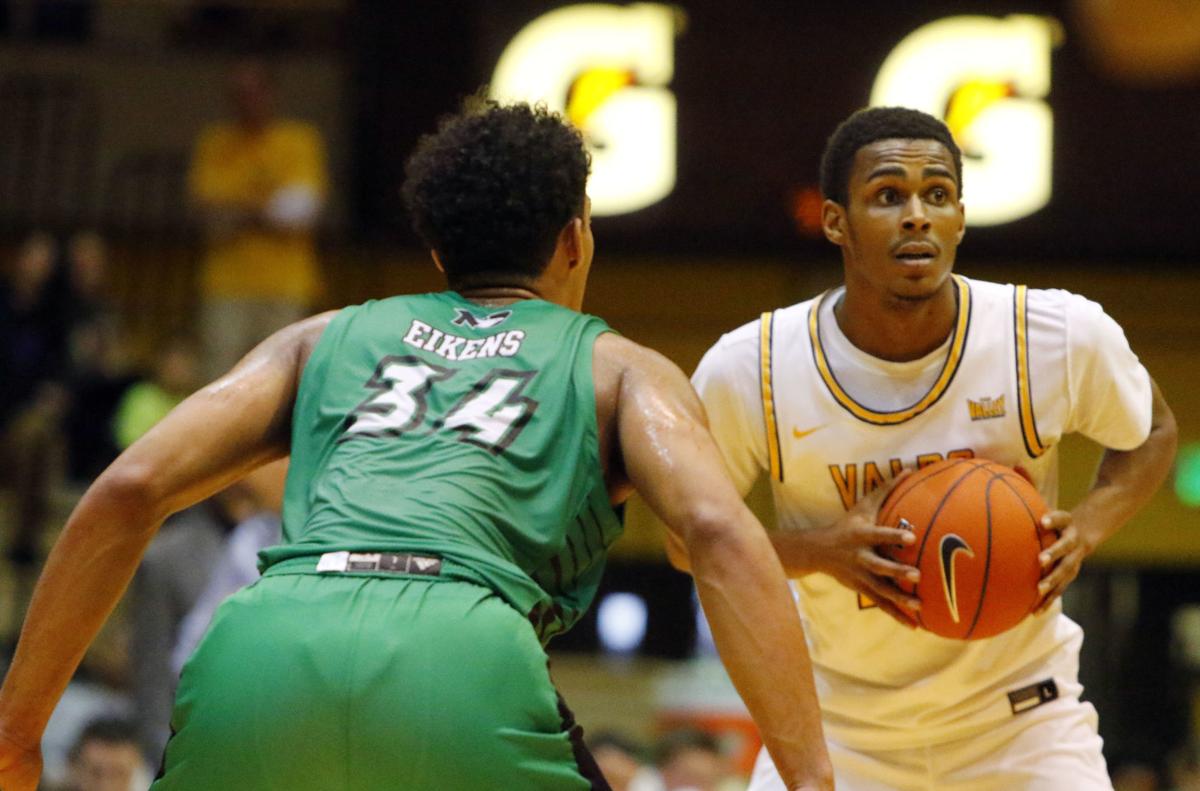 Mcmillan Keeps Thriving At Center As Valpo Beats North Dakota Valparaiso University Athletics Nwitimes Com