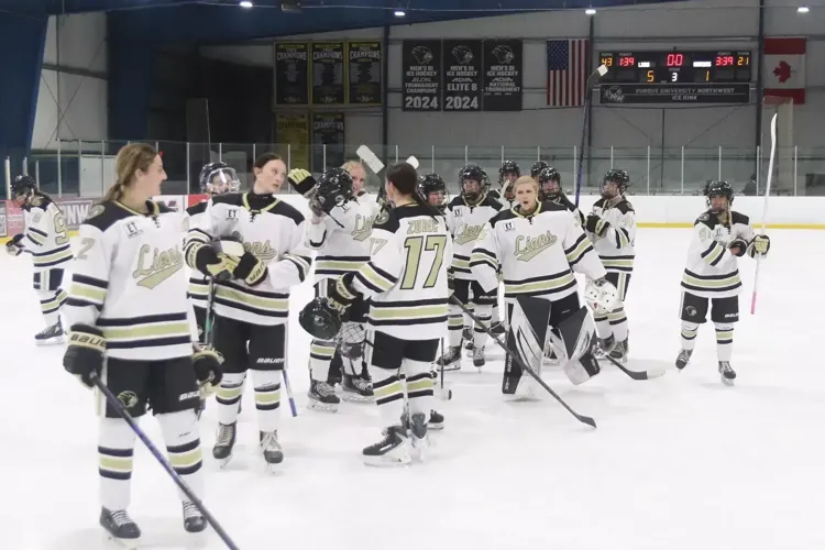 D1 Women's Hockey celebrates inaugural weekend; defeats Indiana Tech for program's first-ever win