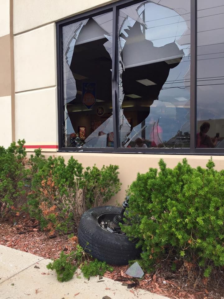 3 Kids Hurt When Tire Flies Through Window At Chuck E Cheese Lake County News Nwitimes Com