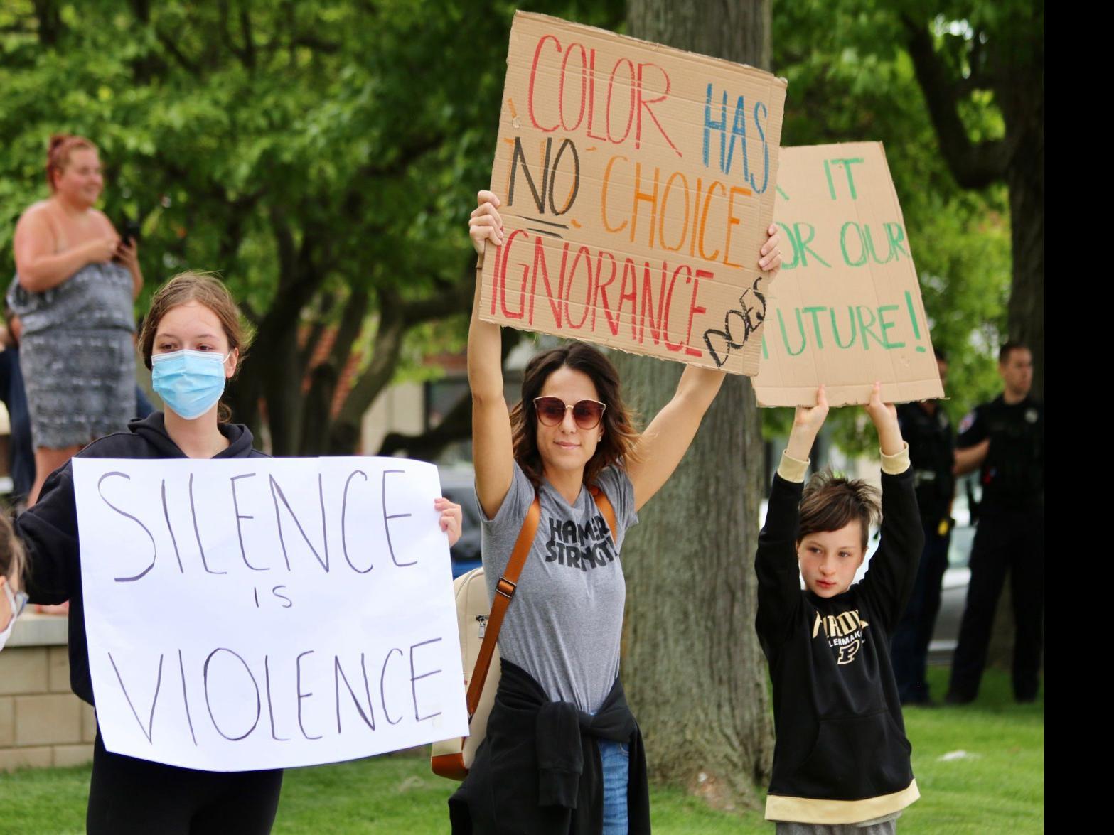Watch Now Mayor Joins Protesters Outside Courthouse In Crown