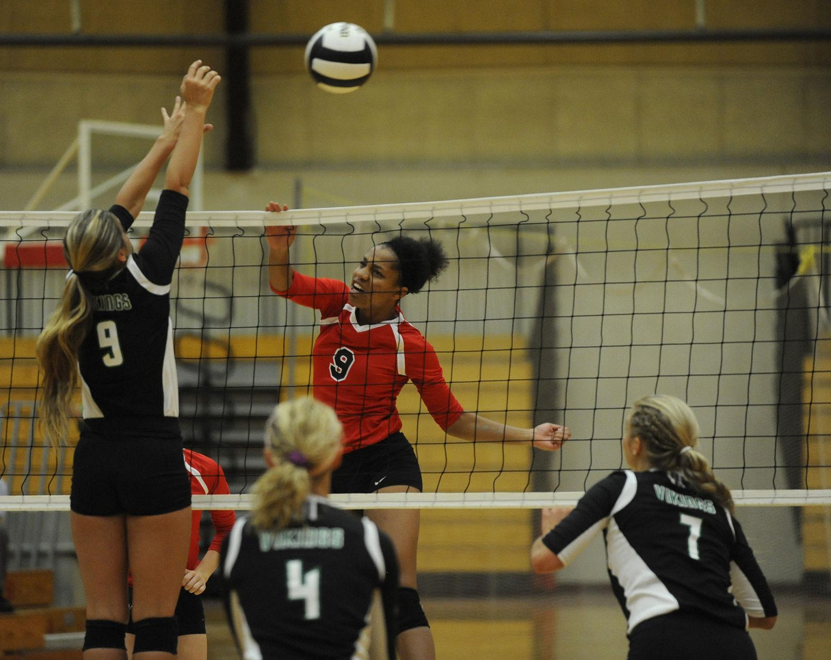 Valparaiso’s Abigail Arnold tries to block a shot by Munster’s Mega