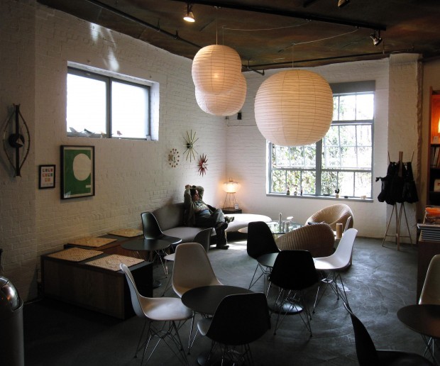 Modern Home Classics Noguchi S Light Sculptures And Garden Homes Noguchi Lanterns