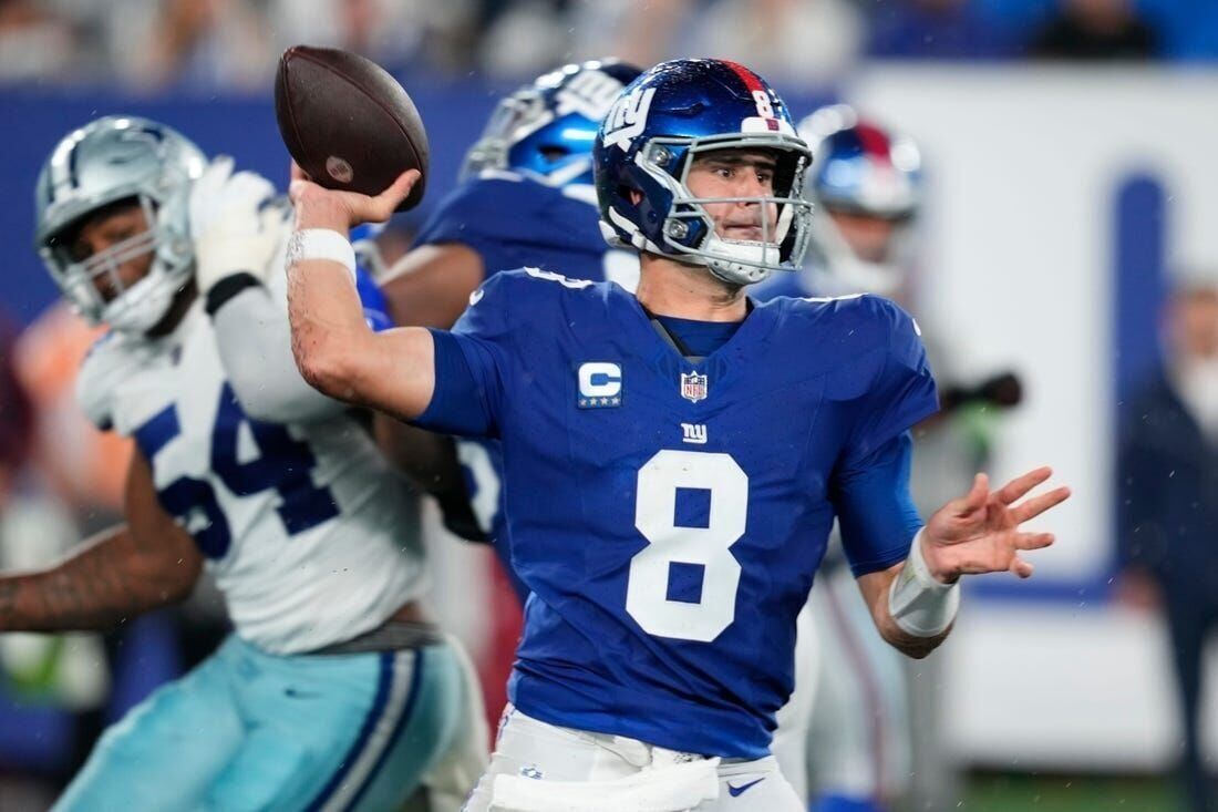 Daniel Jones gets grilled by fans after Giants QB fumbles ball vs