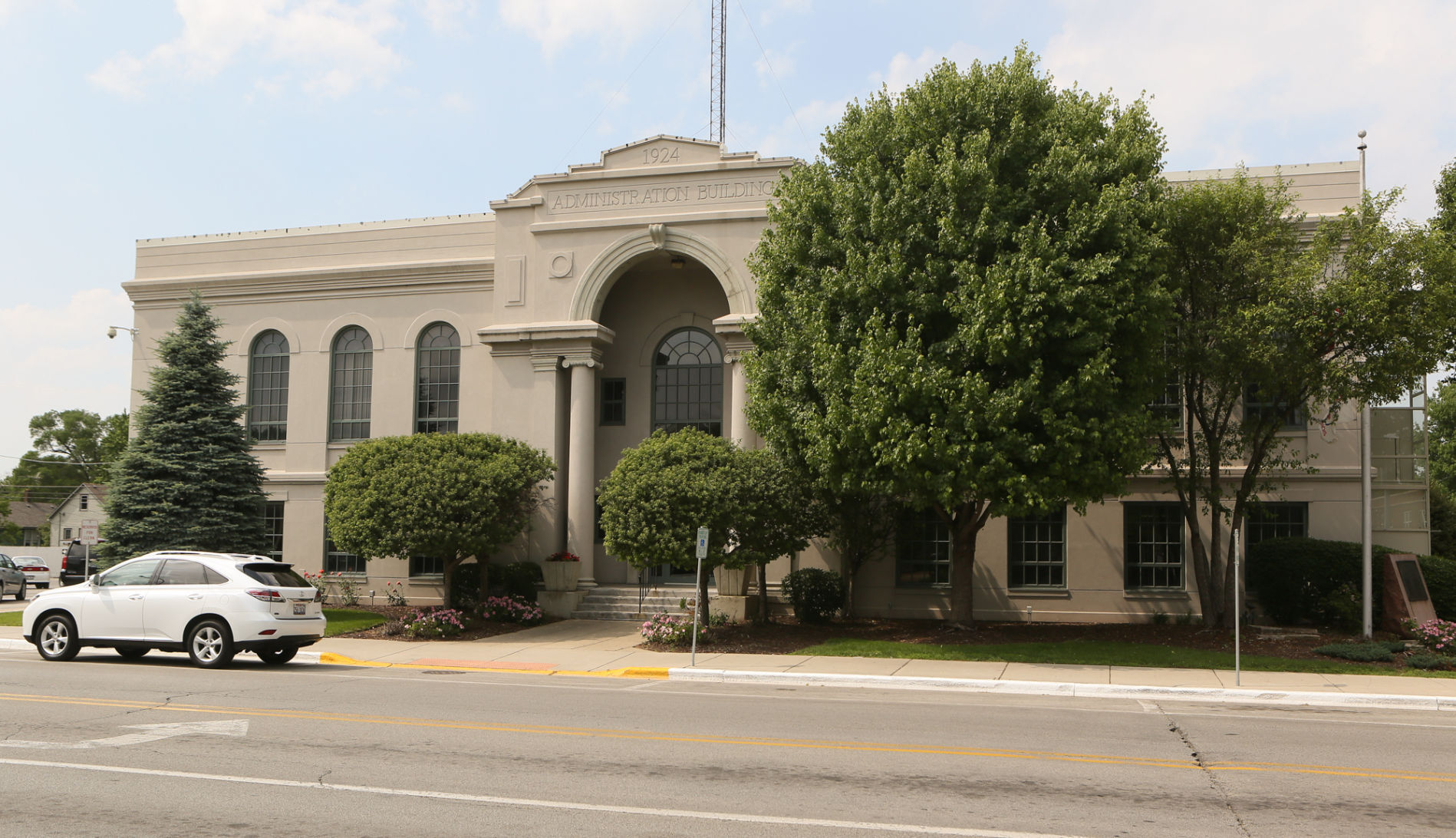 Court ruling puts challenger Thaddeus Jones back on ballot against