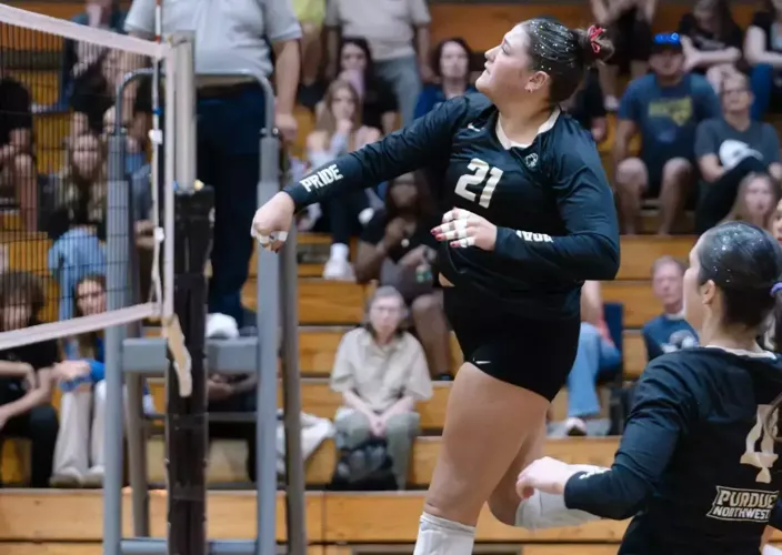 Volleyball splits final day of Midwest Crossover