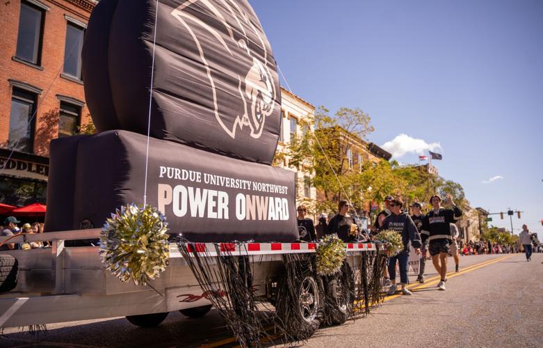 Fest's centerpiece parade puts popcorn, community in motion