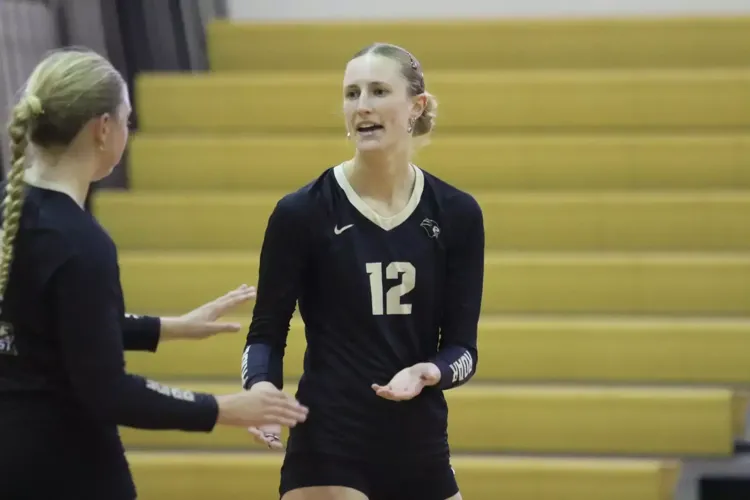 Volleyball's comeback falls short in five-set thriller at Roosevelt