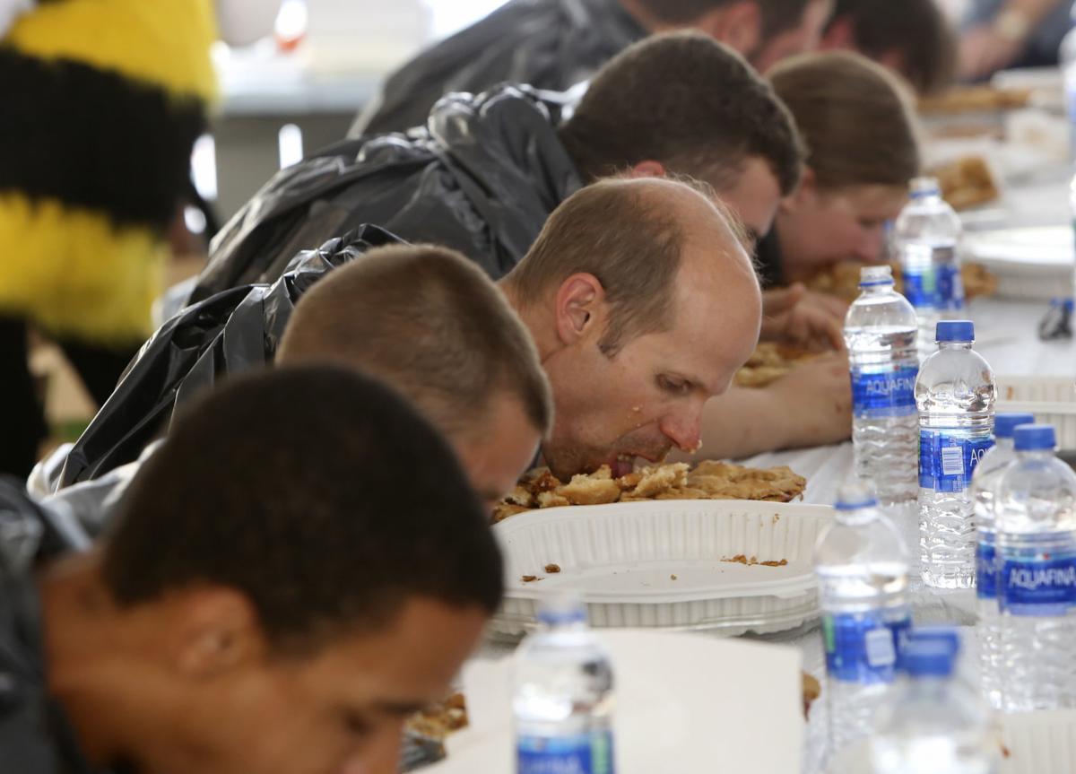 Competitors pig out in Lake County Fair’s pieeating contest Lake
