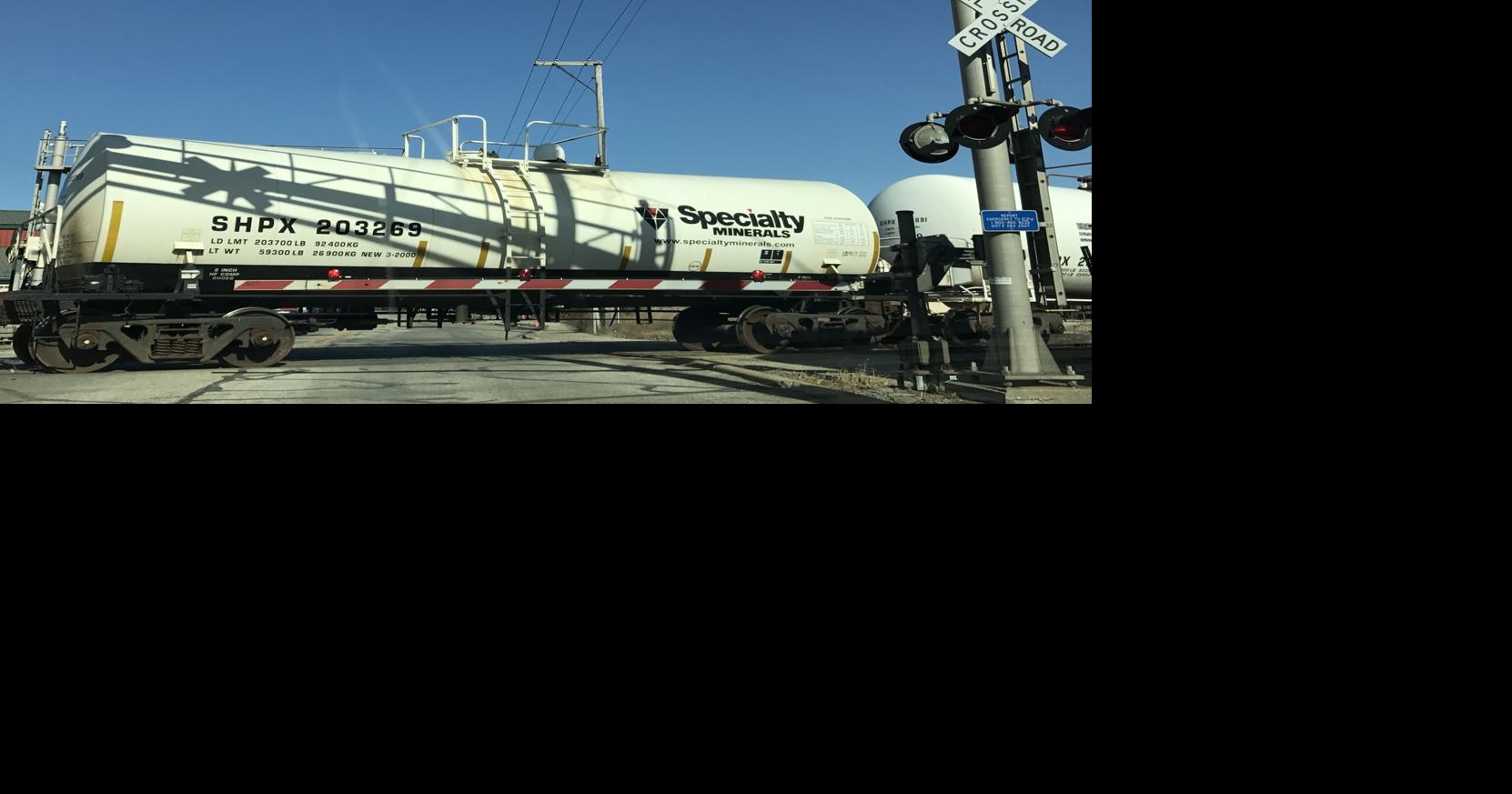 UPDATE: Stalled train snarls Thursday morning traffic in Valpo ...
