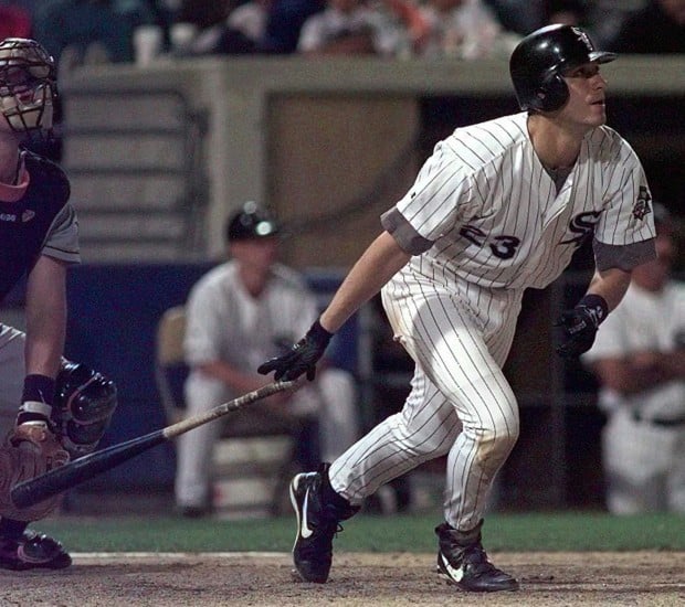 White Sox name another former player, Robin Ventura, to manage