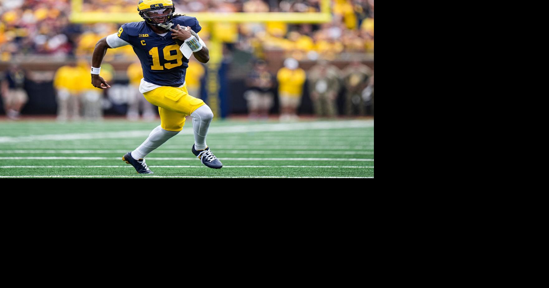 Michigan quarterback Bryce Underwood (19) runs against Oklahoma durin...