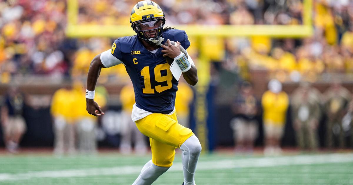 Michigan quarterback Bryce Underwood (19) runs against Oklahoma durin...